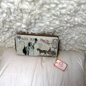 Elegant White and Brown Wallet with Statue of Liberty Design